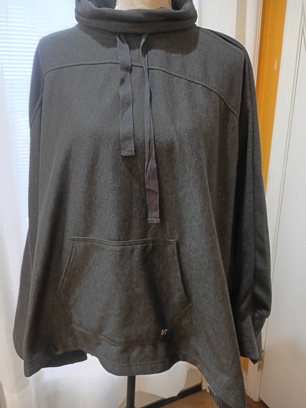 Tahari Dark Charcoal Gray Pullover Hooded Sweatshirt Size M